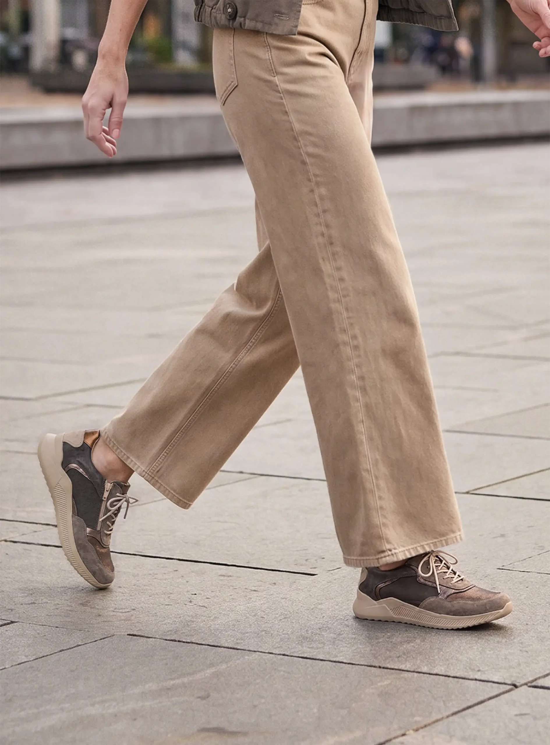 Wolky E-Way sneakers wandelend in de stad