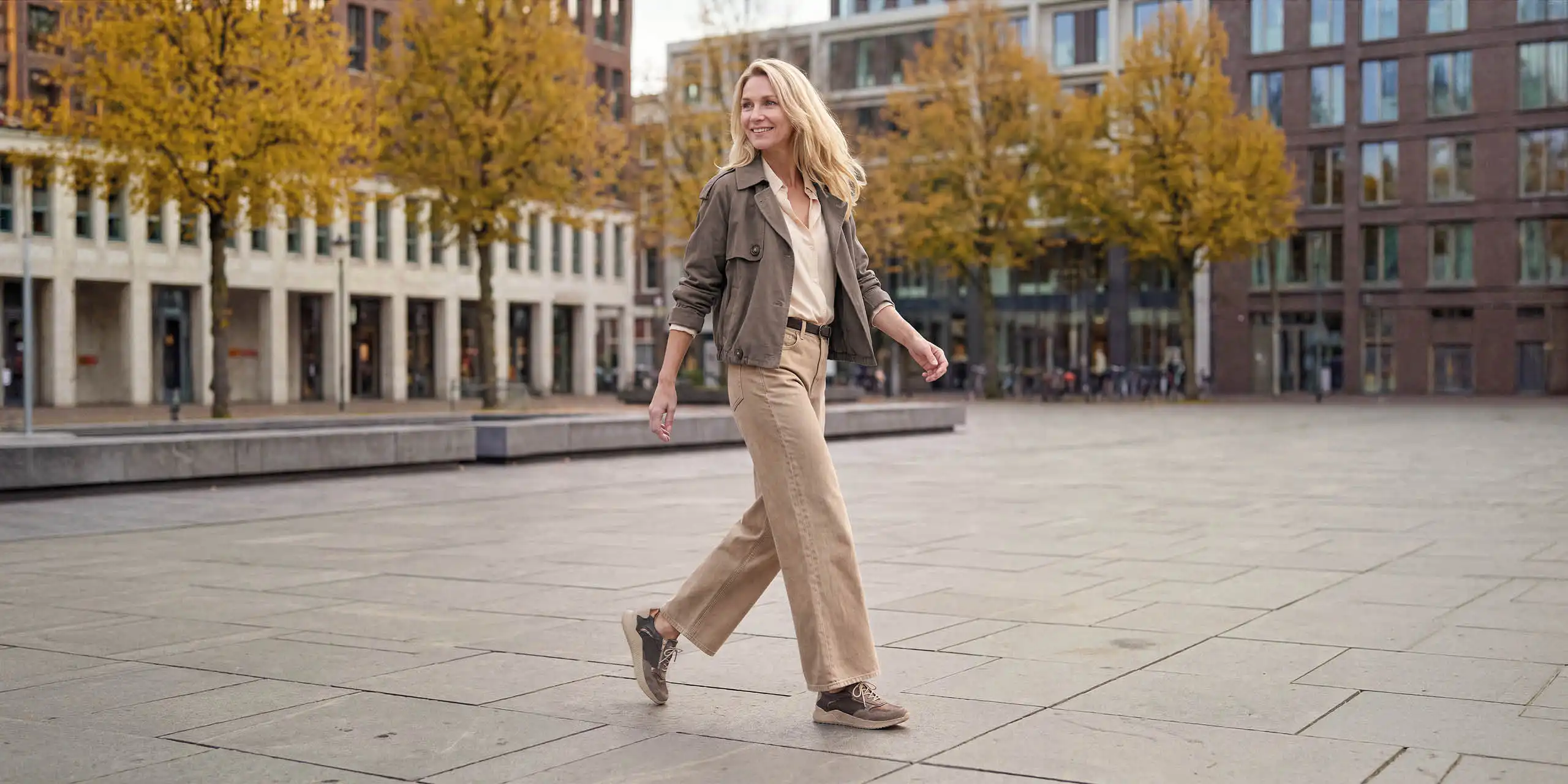 Wolky model lopend in de stad met E-way schoenen