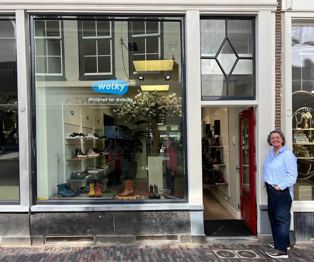 Wolkyshop met een winkelmedewerker