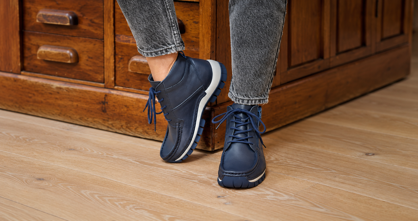 Blauwe hielspoor schoenen voor een kast