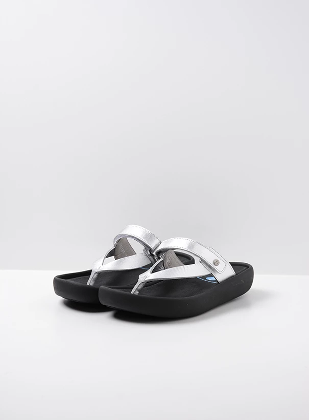 wolky slippers 00821 peace 31130 zilver leer front