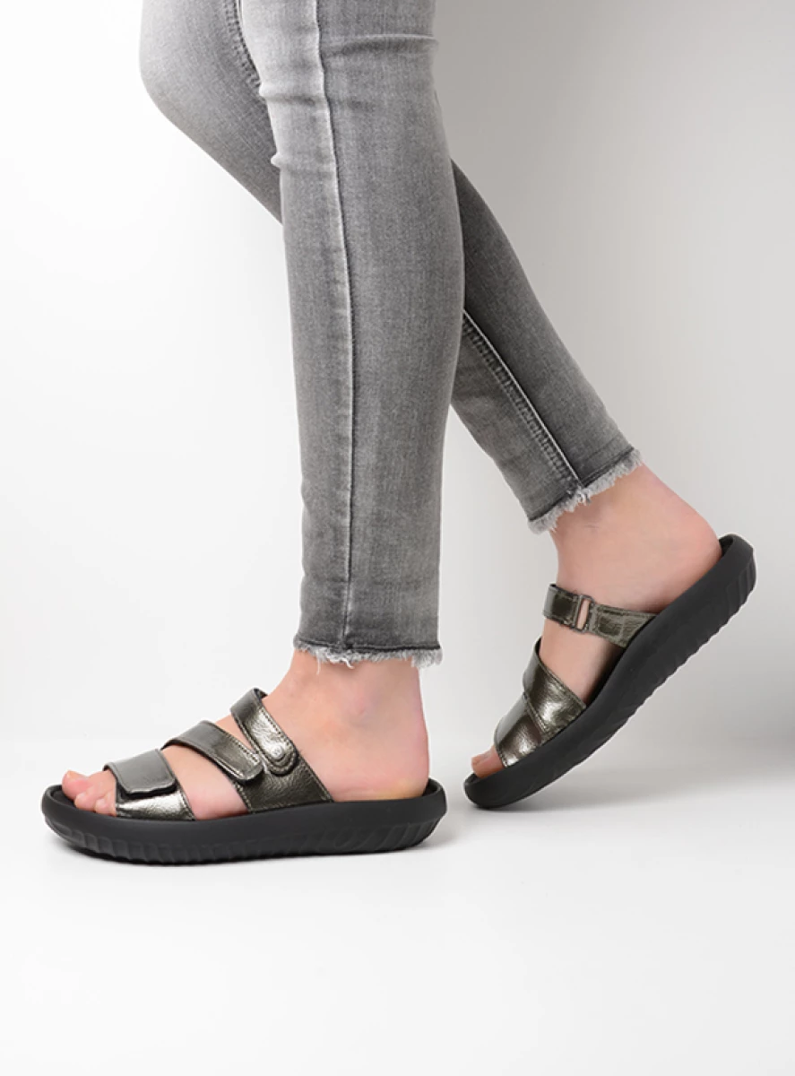 wolky slippers 00889 sense vegan 96700 grijsgroen vegan lak detail