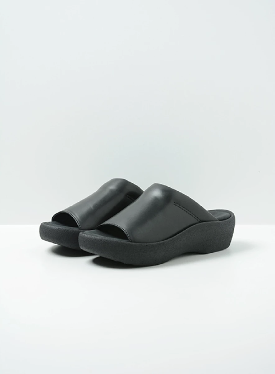 wolky slippers 03201 nassau 30000 zwart leer front