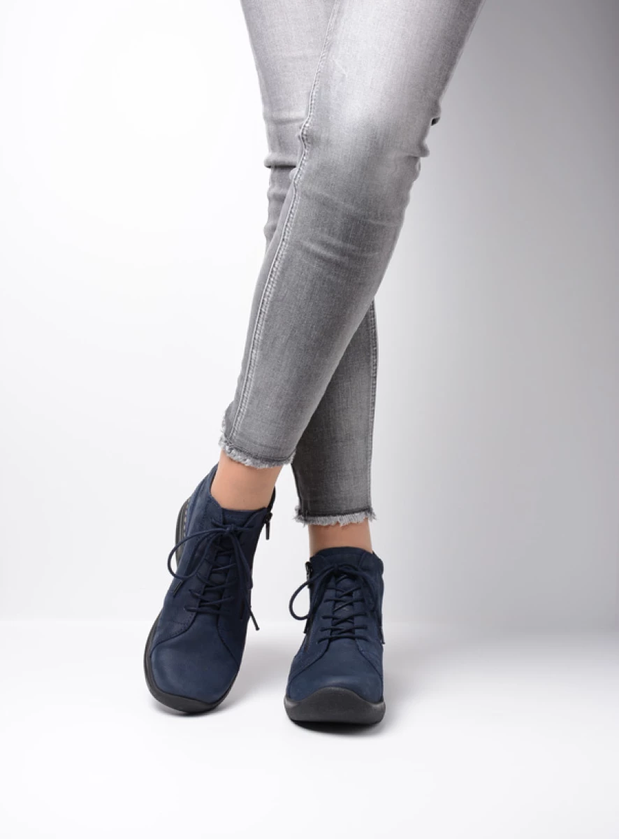 wolky hoge veterschoenen 06606 why 11800 blauw nubuck sfeer