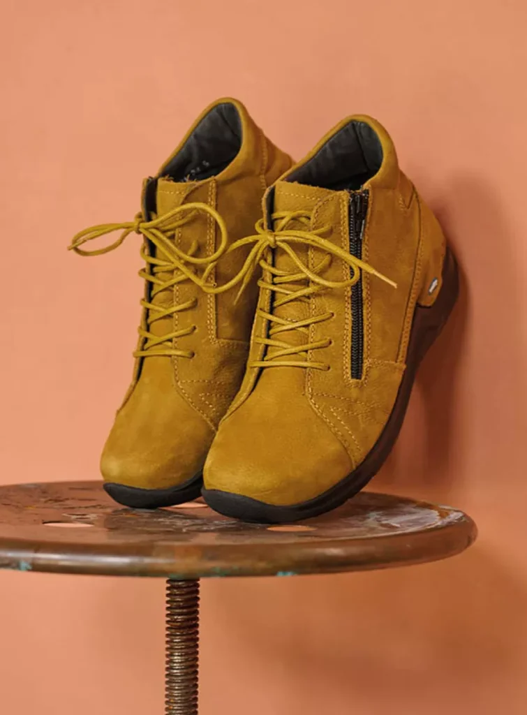Wolky Hoge veterschoenen 06606 Why 11940 mosterd nubuck