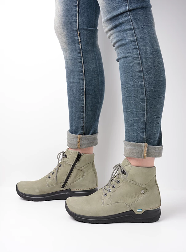 wolky hoge veterschoenen 06616 whynot hv 10215 grijsgroen nubuck sfeer